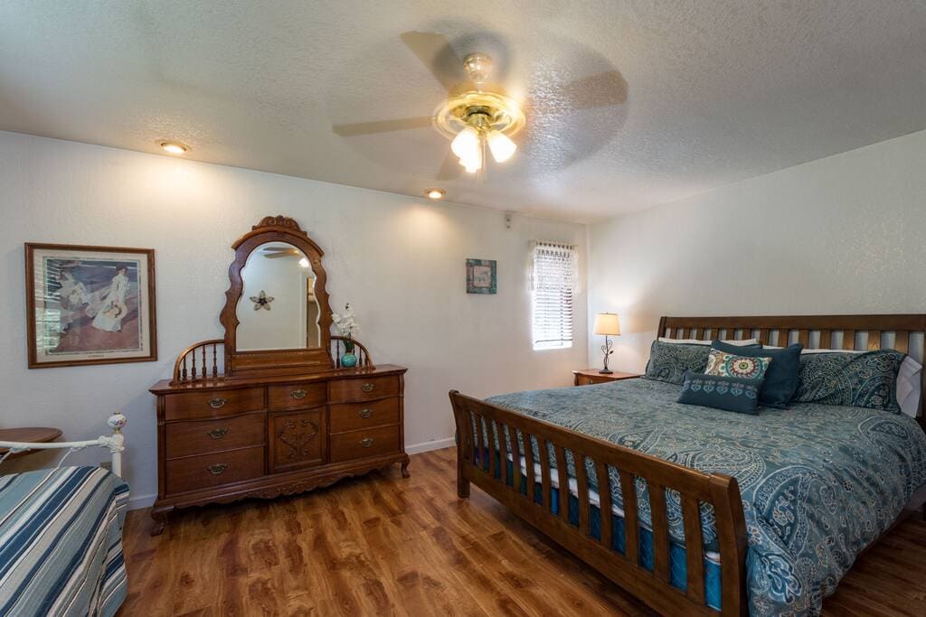 bedroom with queen bed