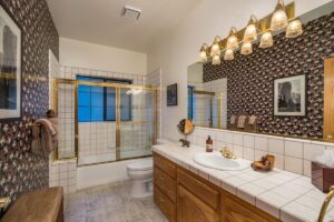 bathroom with shower tub