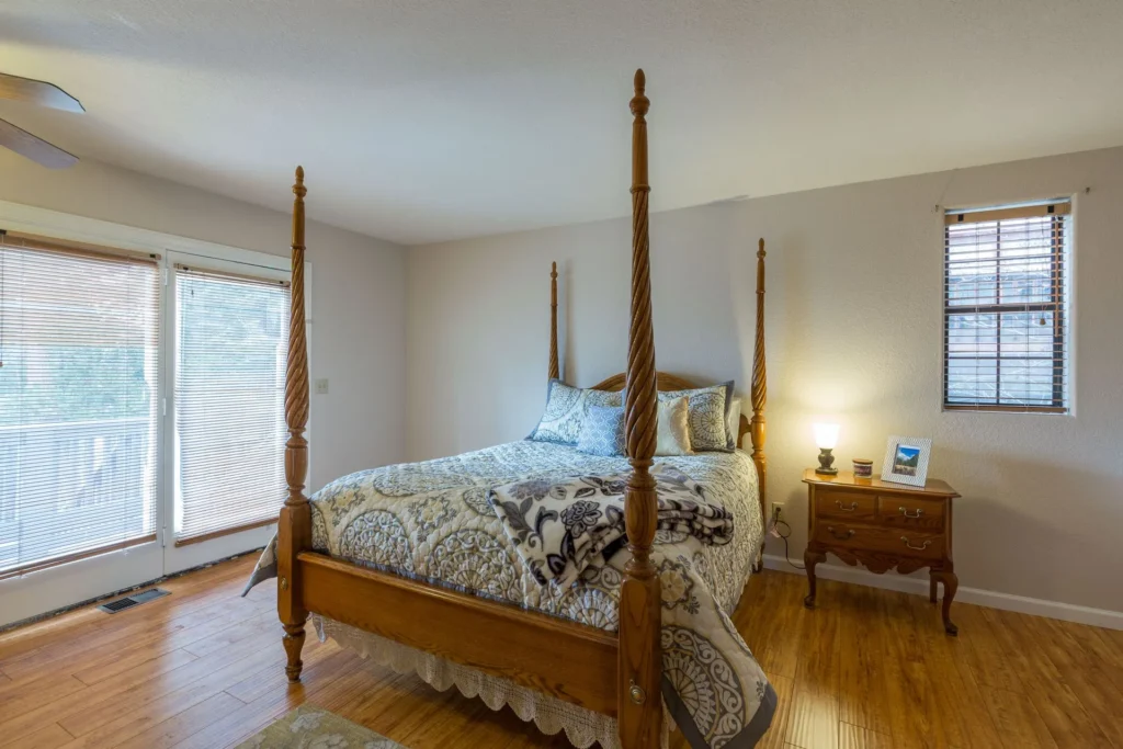 bedroom with queen four poster bed