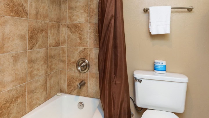 bathroom with tub