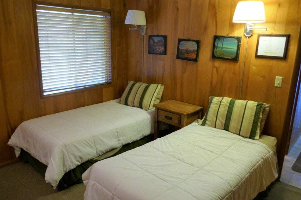 bedroom with two twin beds