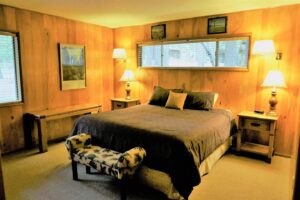 bedroom with queen bed
