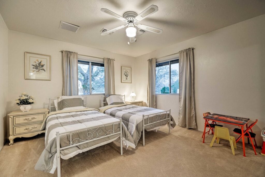 bedroom with two twin beds