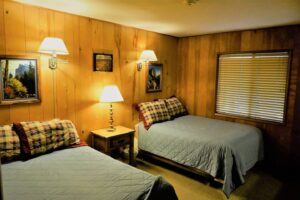 bedroom with two twin beds