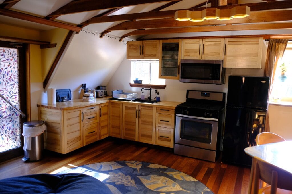 kitchen with wood cabienets