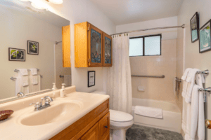 bathroom with shower tub