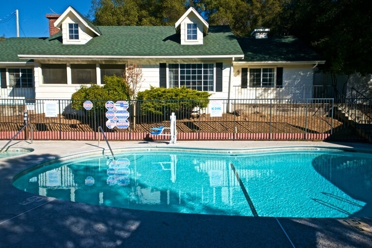 quality inn yosemite pool