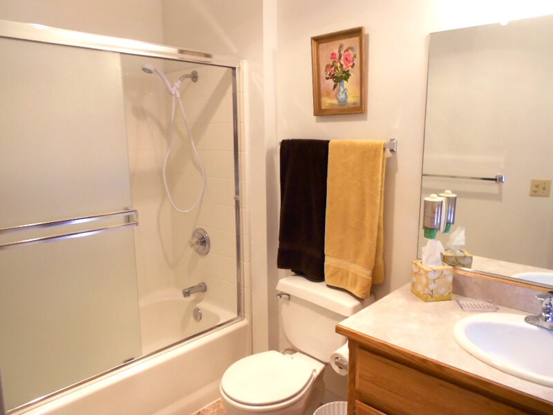 bathroom with shower tub