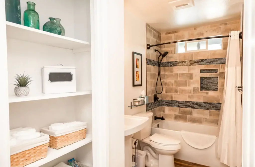 bathroom with shower tub