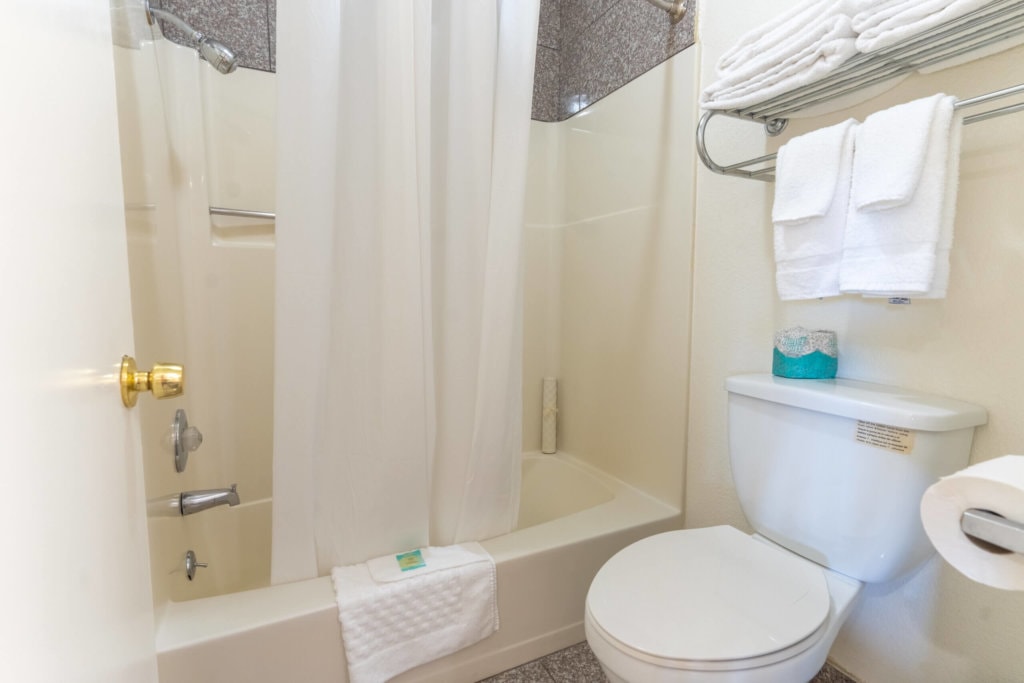 bathroom with shower tub