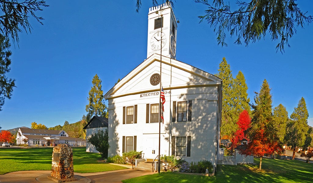 mariposa county courthouse surrounded by autumn foliage