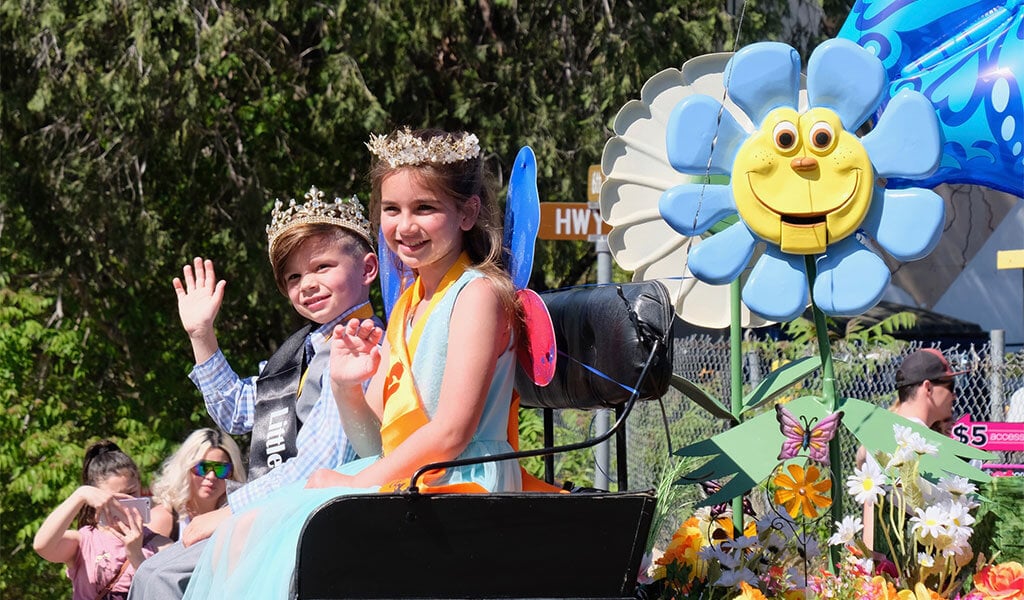 kids on a parade float