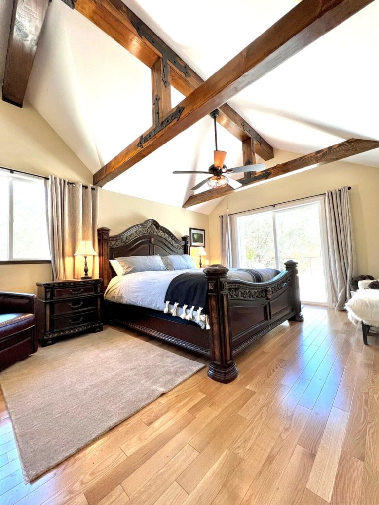 bedroom with queen bed