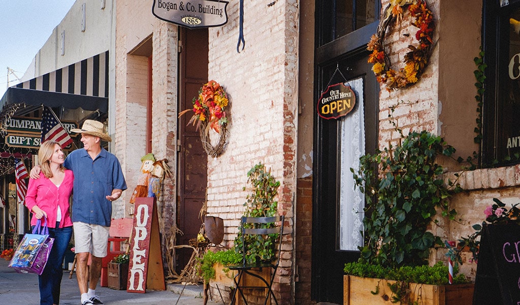 couple shopping in downtown Mariposa