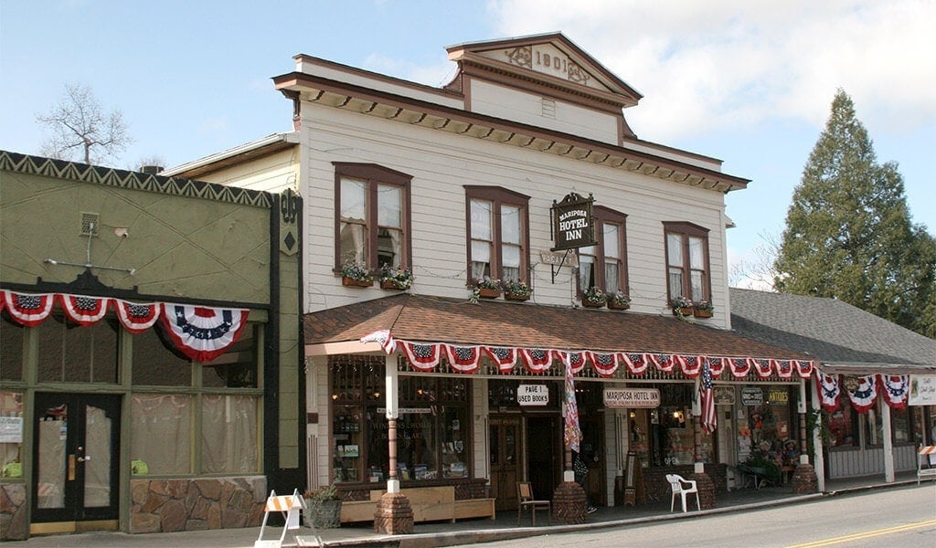 Street view of the Mariposa Hotel Inn in the town of Mariposa
