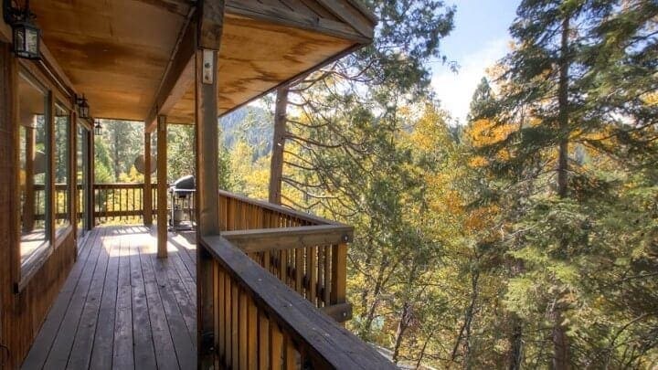 Yosemite West cabin with a deck overlooking the forest