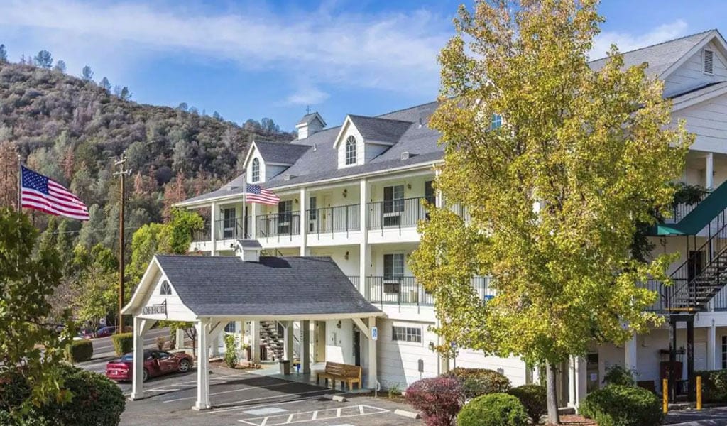 Exterior of the Quality Inn in Mariposa