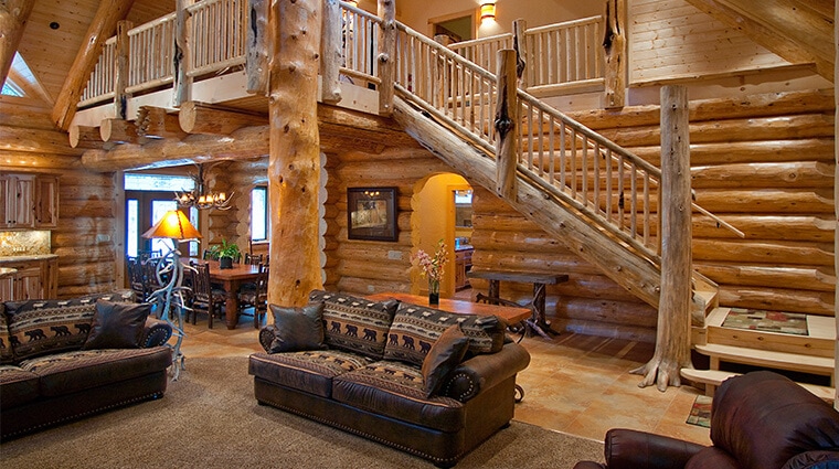 A spacious living room in a Redwoods In Yosemite vacation rental cabin