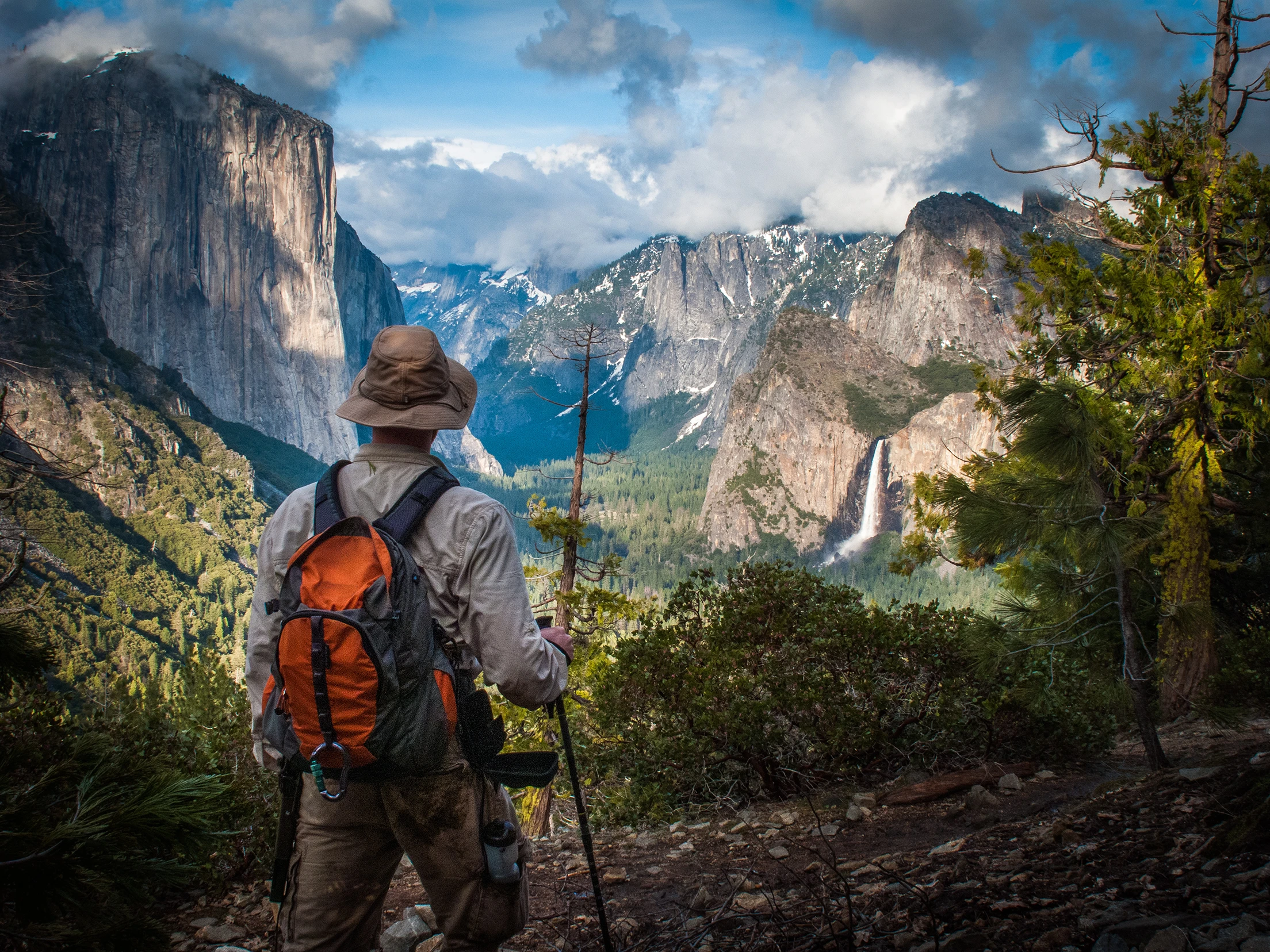 Man hiker looking at Yosemite Valley lookout