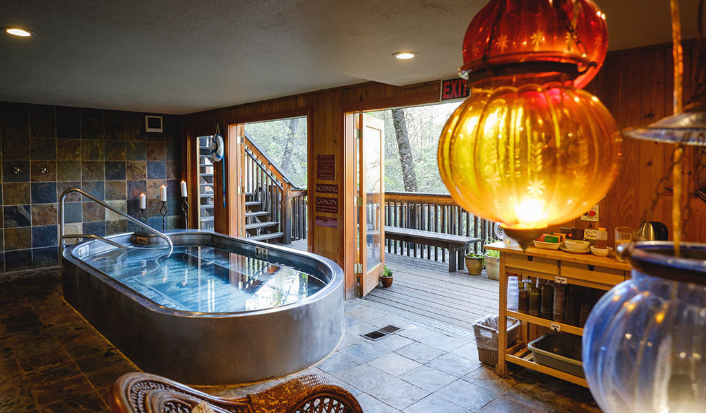 The spa / hot tub at the Yosemite Bug Rustic Mountain Resort.