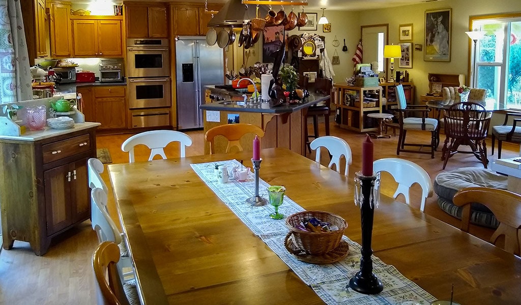 Dining area and kitchen at the Yosemite Plaisance Bed and Breakfast