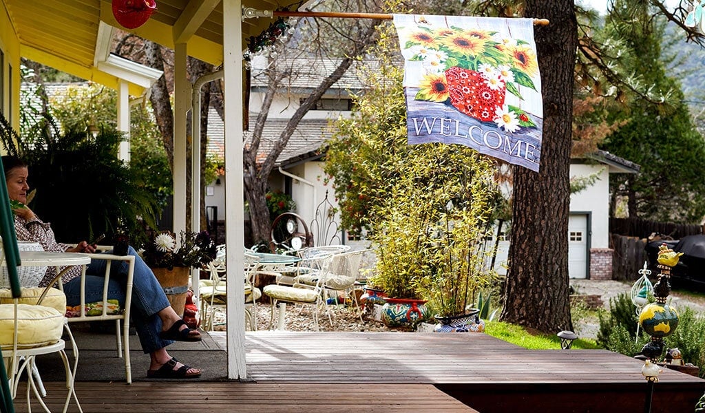 Yosemite Plaisance Bed and Breakfast's welcoming front porch