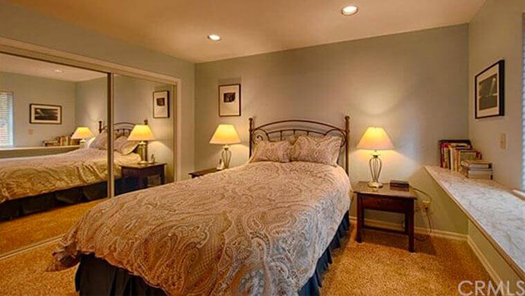 bedroom with queen bed