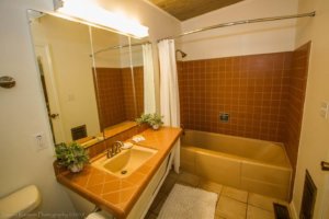 bathroom with shower tub