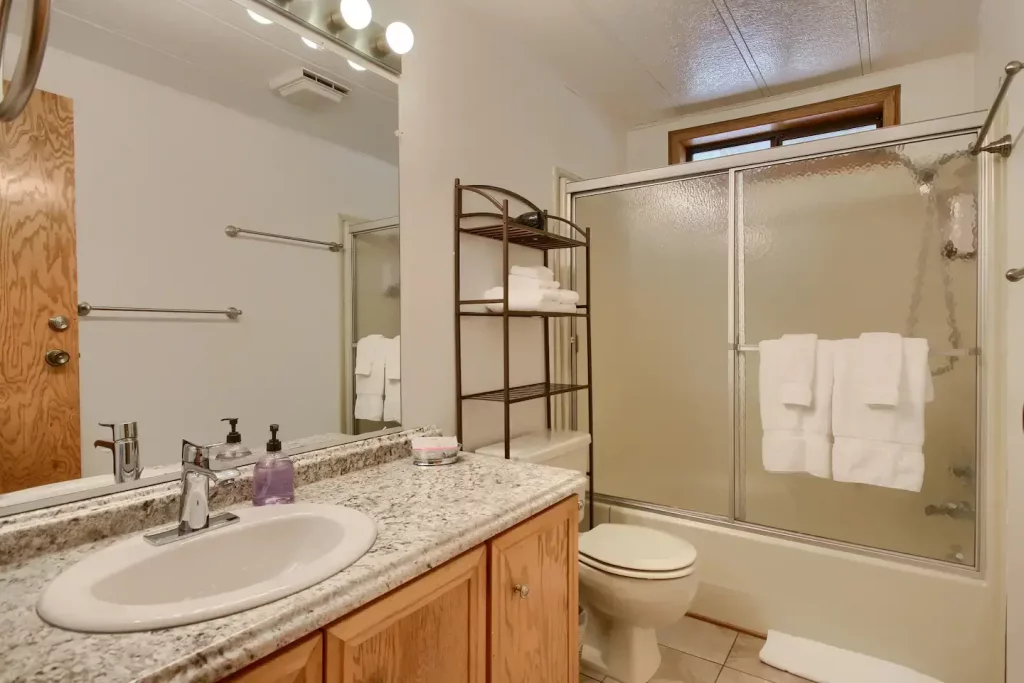 bathroom with shower tub