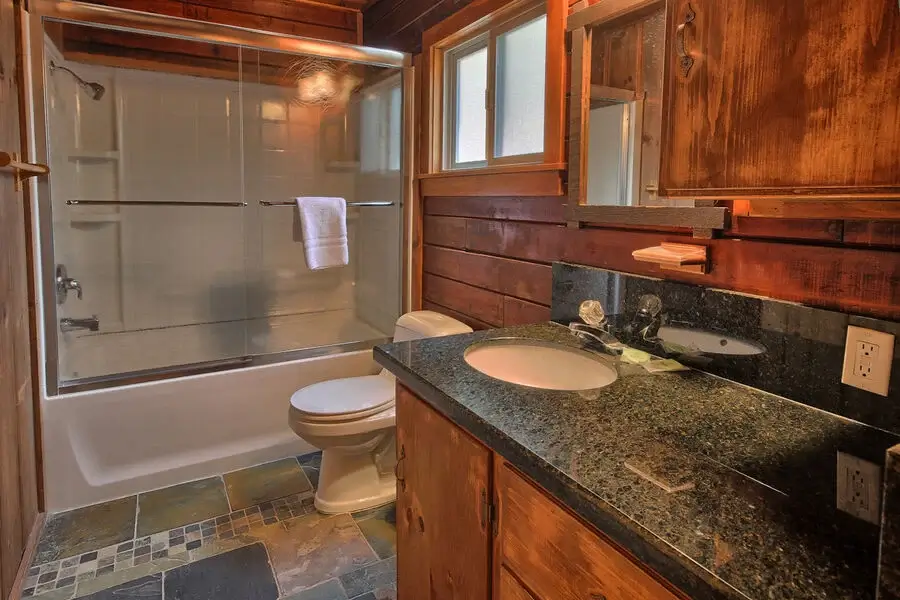 bathroom with shower tub