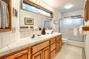 bathroom with shower tub