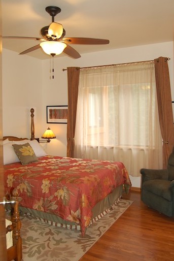 bedroom with queen bed