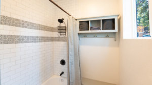 bathroom with shower tub