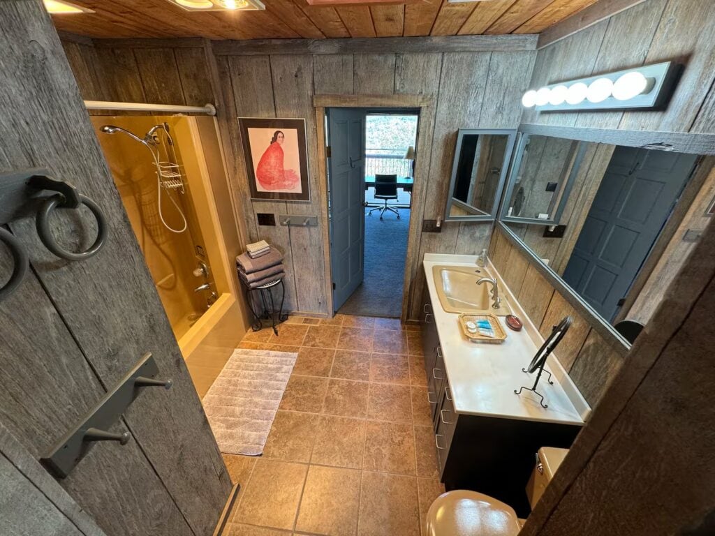 bathroom with shower tub, connecting two bedrooms