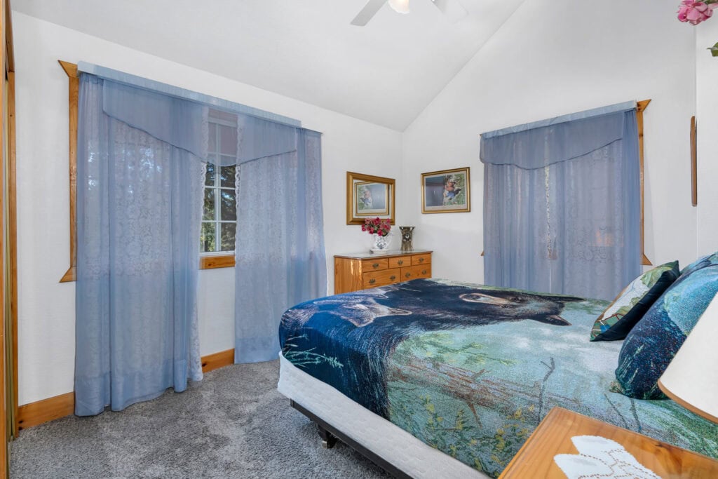 bedroom with queen bed