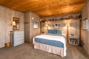 bedroom with queen bed
