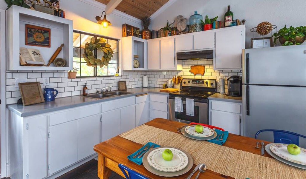 Kitchen and dining area at The LOFT at 1850