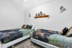bedroom with two twin beds