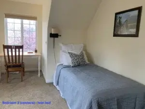 bedroom with twin bed