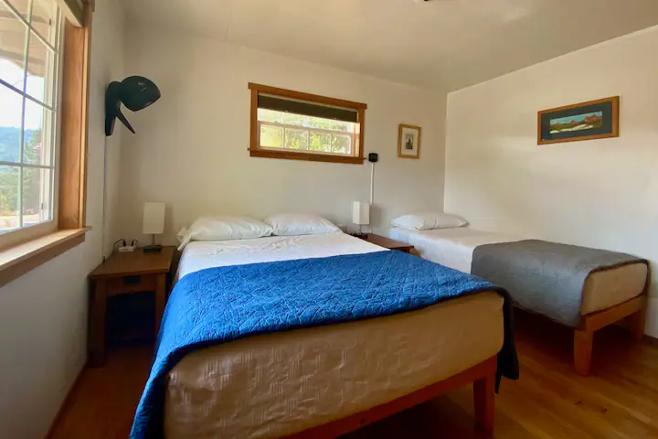 bedroom with queen and twin size beds