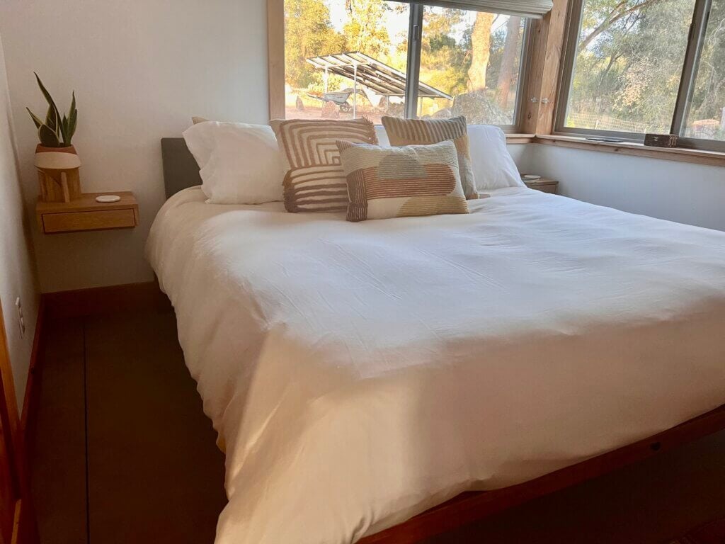 bedroom with queen bed
