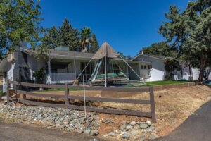 outdoor view of yard and swinging daybed