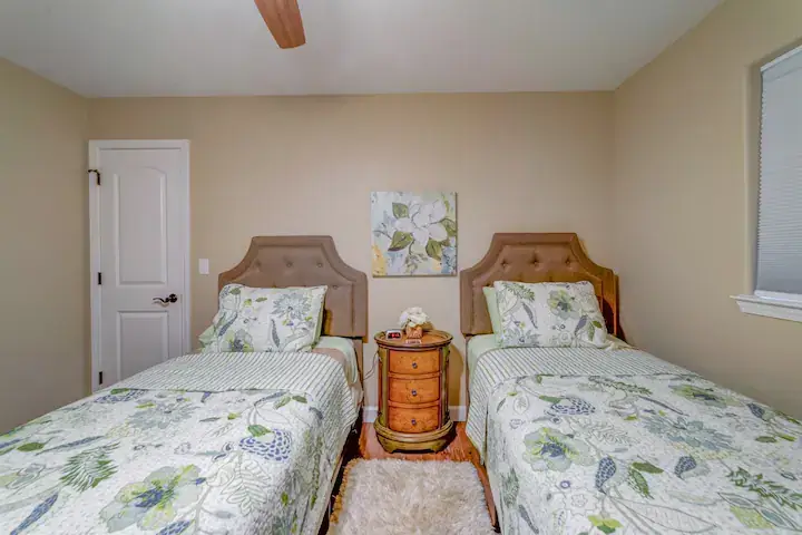 bedroom with two twin beds