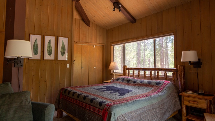 bedroom with queen size bed