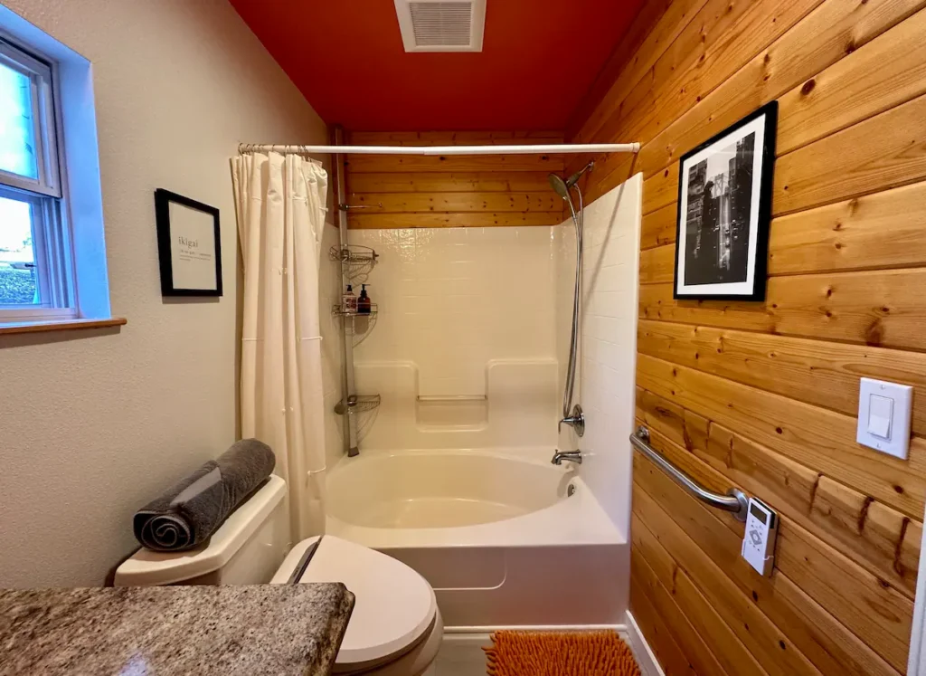 bathroom with shower tub