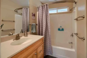 bathroom with shower tub