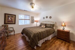 bedroom with queen bed