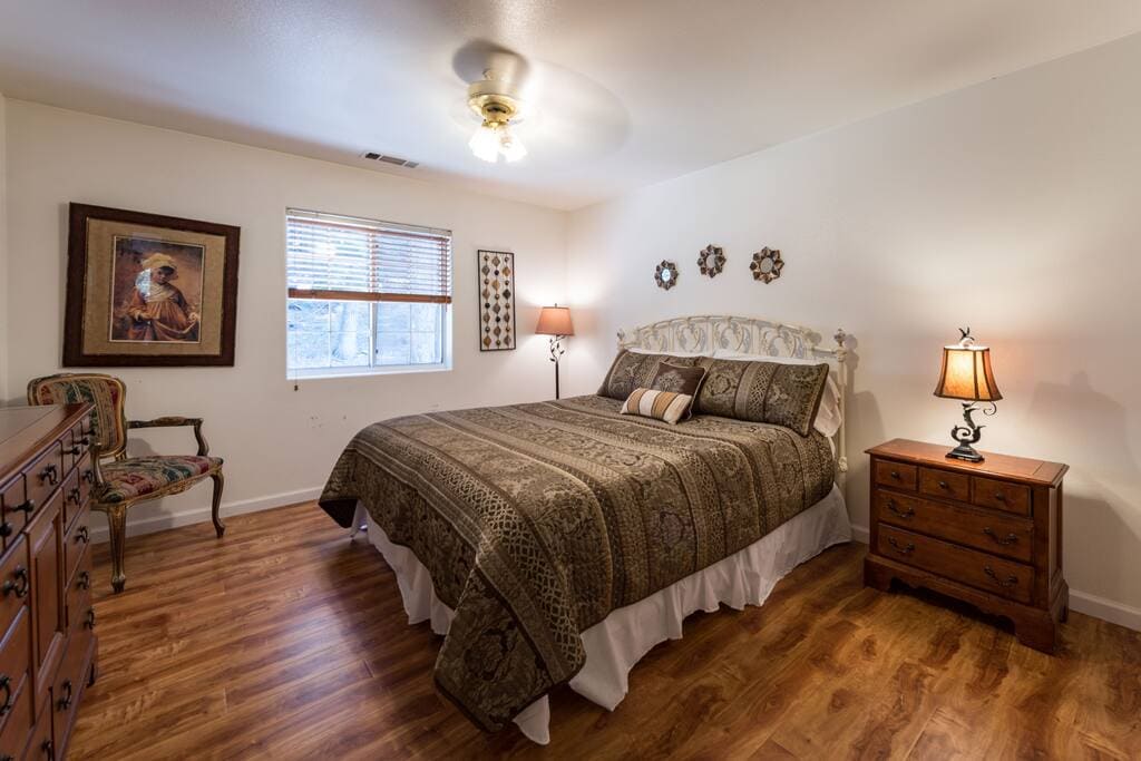 bedroom with queen bed