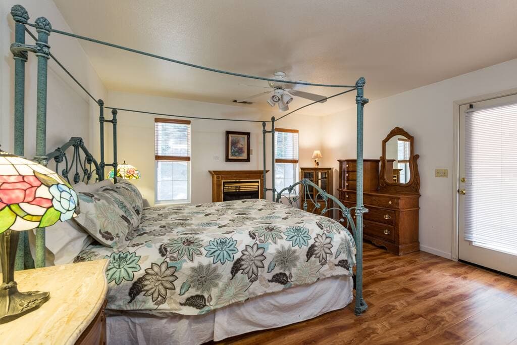 bedroom with queen bed