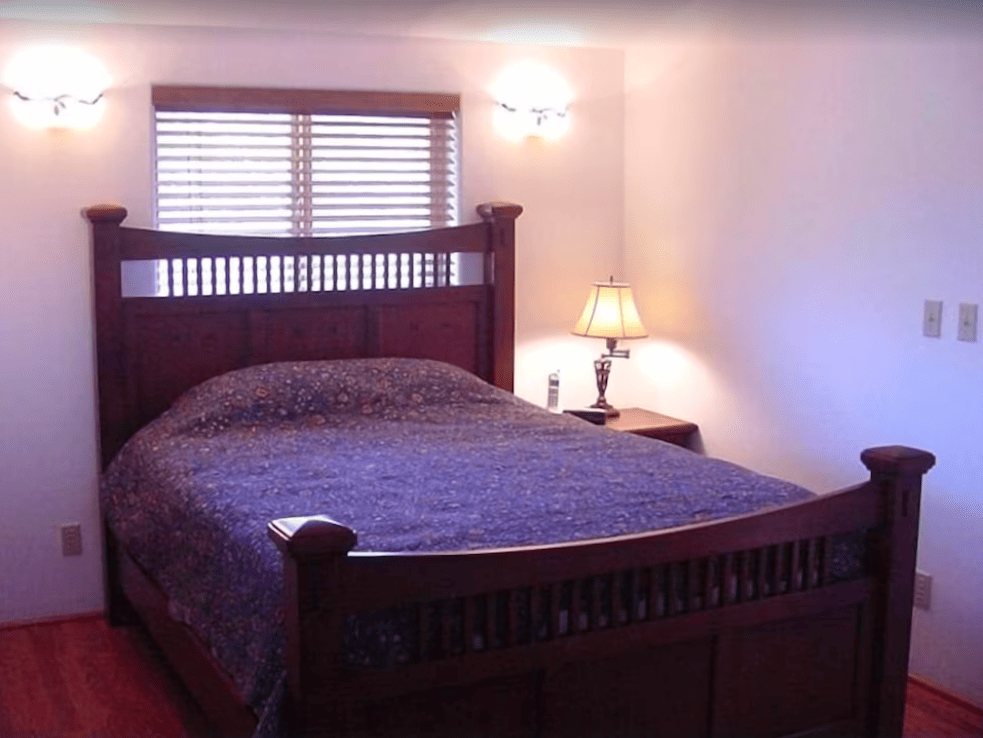 bedroom with queen bed